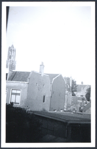 606487 Uitzicht op de Domtoren te Utrecht vanuit een studentenkamer aan de Heerenstraat 48.